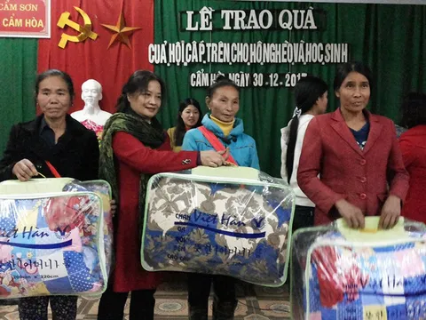 Thăm và tặng quà học sinh huyện Anh Sơn