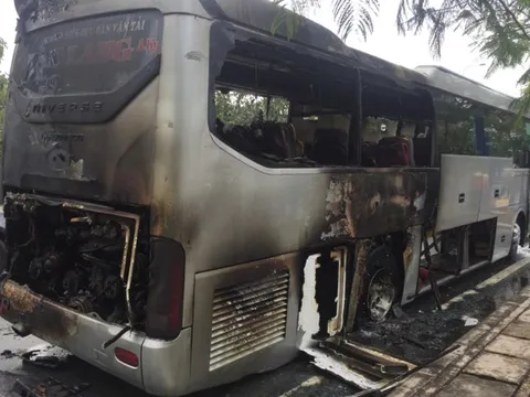 Xe khách bốc cháy trên đại lộ Sài Gòn