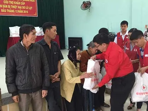 Đoàn công tác Trung ương Hội Chữ thập đỏ Việt Nam thăm hỏi các gia đình bị ảnh hưởng mưa lũ tại Bình Định, Quảng Ngãi