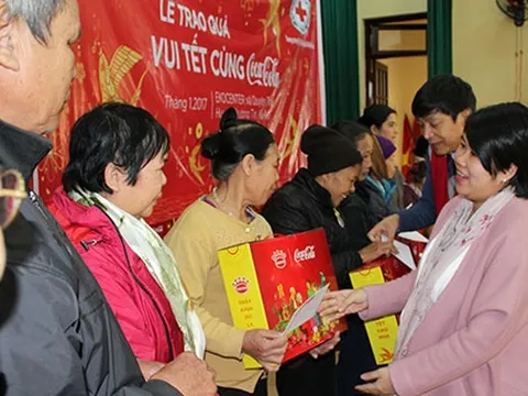 "Vui Tết cùng Coca" trao 400 suất quà Tết cho người nghèo