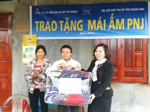 Tặng nhà hai gia đình dân tộc thiểu số tỉnh Quảng Ninh