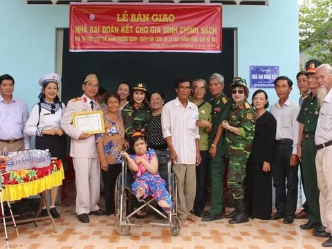 TCĐT Nhân đạo và Đời sống đồng hành cùng mạnh thường quân bàn giao nhà Đại đoàn kết tại Vĩnh Long