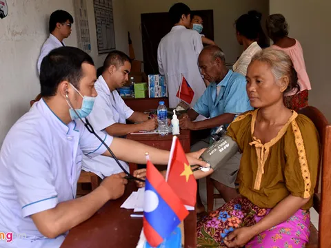 Dân làng Attapeu về nhà tay trắng sau những ngày trốn chạy lũ dữ