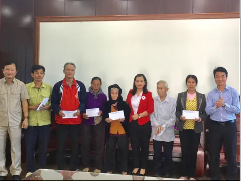 Bắc Giang: Tặng quà cho 17 hộ gia đình có hoàn cảnh đặc biệt khó khăn