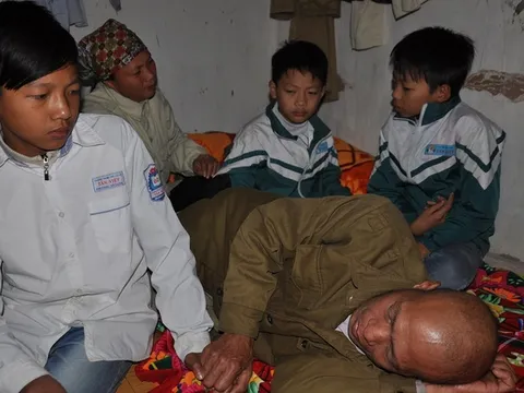 3 con thơ nghẹn đắng nhìn bố đếm sự sống từng ngày