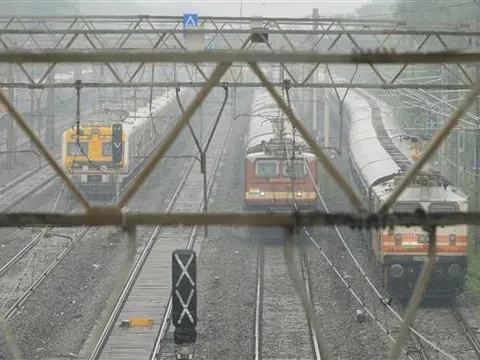 3 sinh viên bị tàu cán chết vì chụp ảnh selfie trên đường ray