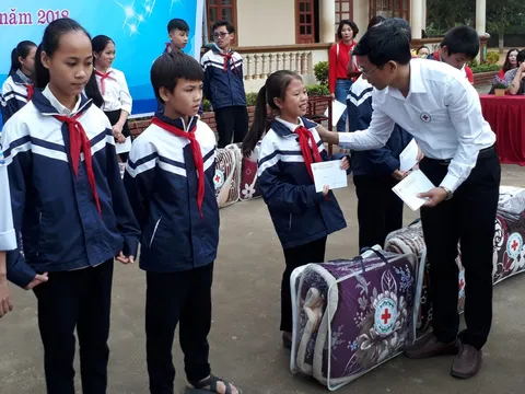 Nghệ An: Trao quà dịp Giáng sinh cho người nghèo huyện Tân Kỳ