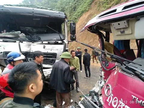 Xe khách đối đầu ô tô tải, ít nhất 5 người bị thương