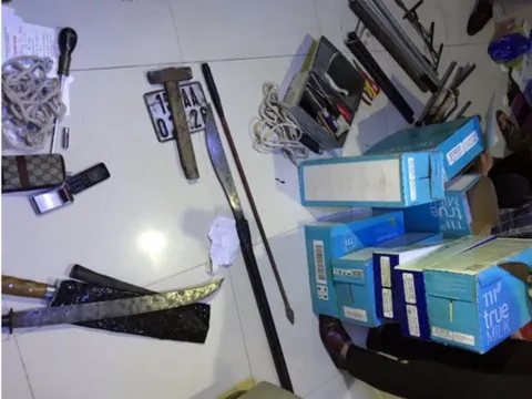 Khám nhà kẻ trộm sữa, lòi ra cả đống 'hàng nóng'