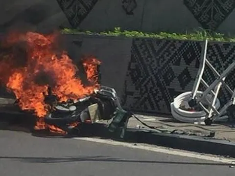 Đang chạy, xe máy bốc cháy ngùn ngụt giữa phố