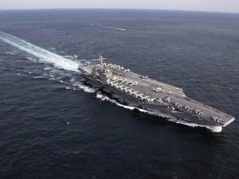 Tàu sân bay Mỹ đi qua eo biển Hormuz giữa căng thẳng với Iran