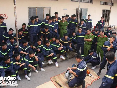 Những bức ảnh lột tả nỗi vất vả của công tác cứu nạn cứu hộ