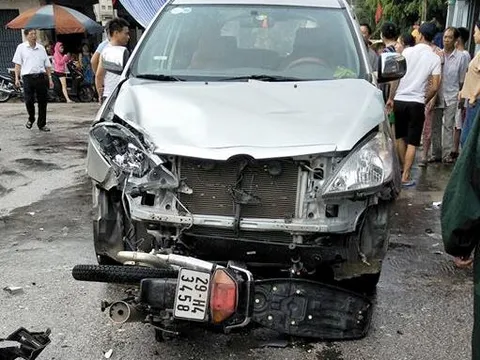Qua đường thiếu quan sát, nam thanh niên bị ô tô đâm tử vong