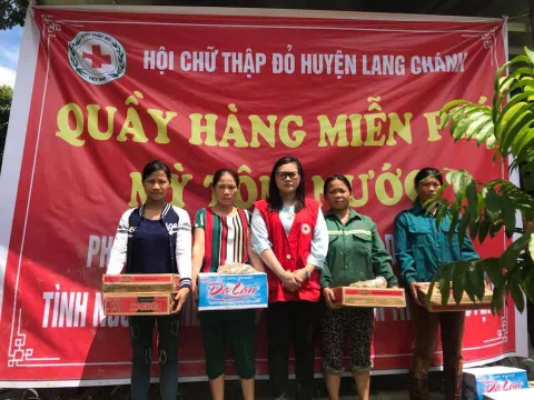 Hỗ trợ người dân bản Hắc sau trận lũ quét kinh hoàng