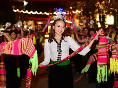 Hoa hậu Đỗ Trần Khánh Ngân lần đầu múa Xòe trên cao nguyên Tây Bắc