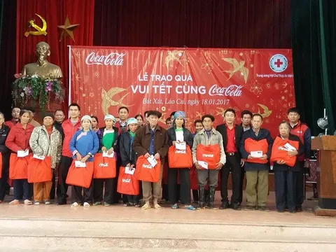 Hội Chữ thập đỏ tỉnh Lào Cai trao quà Tết người nghèo và nạn nhân chất độc da cam