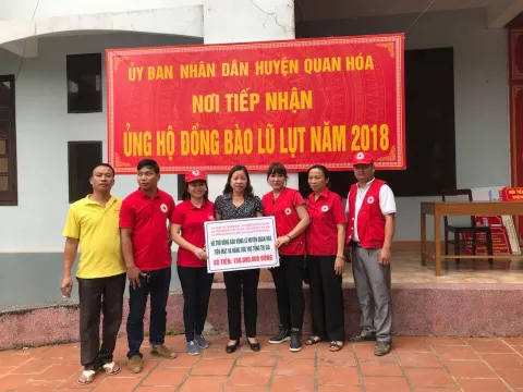 Trao quà cho các xã bị thiệt hại nặng do mưa lũ ở Thanh Hóa