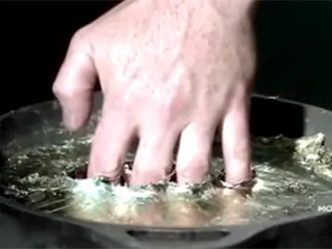 Tại sao bàn tay không bị bỏng khi nhúng vào kim loại nóng chảy?