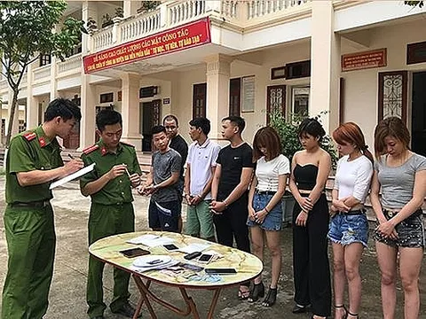 Bắt quả tang 4 đôi nam nữ bay lắc trong quán karaoke ở Ninh Bình