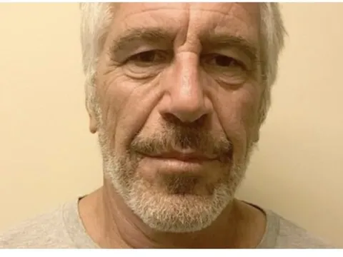 Tỷ phú Jeffrey Epstein tự tử trong tù sau bê bối ấu dâm