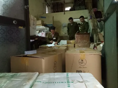 Tạm thu giữ nhiều mặt hàng mỹ phẩm không rõ nguồn gốc, xuất xứ