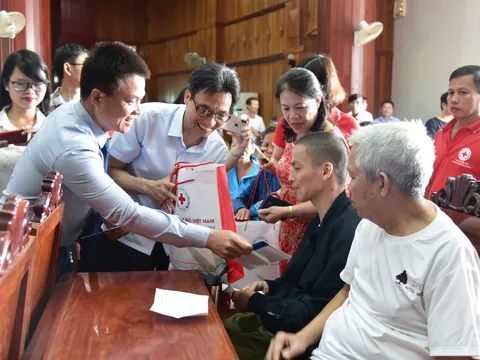 Phó Thủ tướng Vũ Đức Đam tặng quà nạn nhân chất độc da cam tại Phú Yên