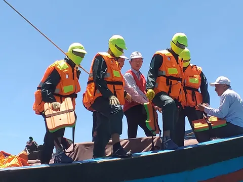 Phu nhân Nguyên Chủ tịch nước Trương Tấn Sang tặng bộ áo phao đa năng cho ngư dân Bình Định