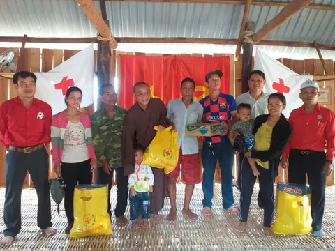 Chữ thập đỏ Bình Định mang "Chợ Nhân đạo" về bản làng đồng bào Ba Na