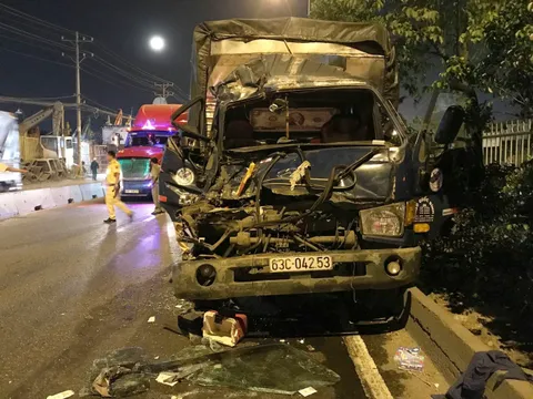 Xe tải tông container dừng đèn đỏ, 3 người thương vong