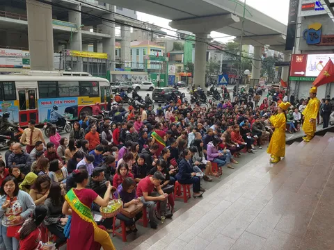 Cận cảnh người dân đổ xô mua vàng ngày vía Thần Tài 2019 ở Hà Nội