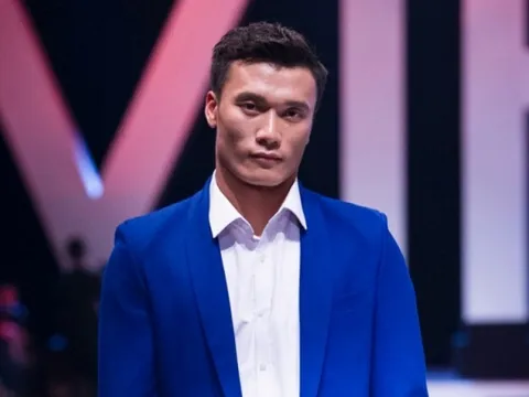 Thủ thành Bùi Tiến Dũng lần đầu làm người mẫu trên sàn catwalk