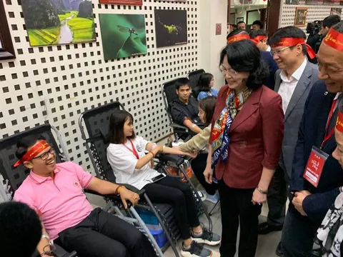 Người đàn ông Thái Lan đánh dấu lần hiến máu thứ 47 với Lễ hội Xuân hồng 2019