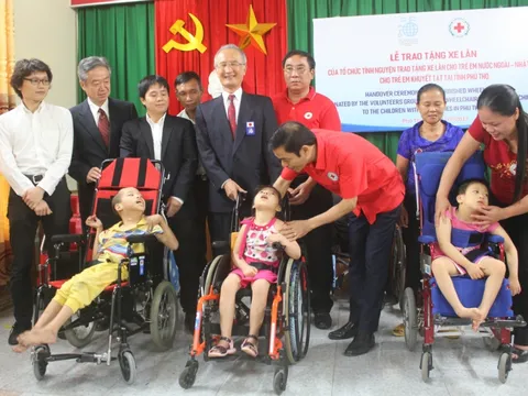 Trao tặng xe lăn cho trẻ em khuyết tật tỉnh Phú Thọ