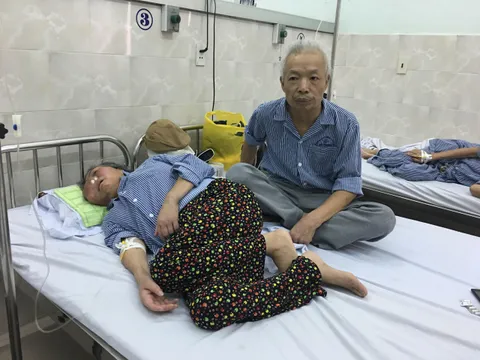 Xót xa cảnh 4 người trong gia đình một thương binh bị ung thư tự chăm nhau