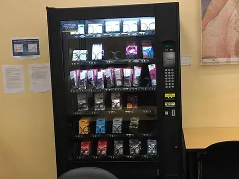 Trường đại học có máy bán thuốc tránh thai và bao cao su cho sinh viên