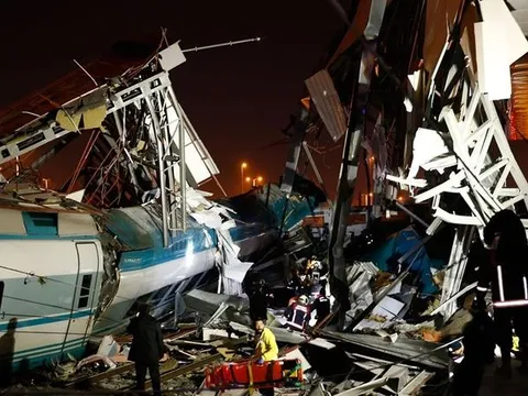 Tàu cao tốc đâm tàu hỏa, hơn 50 người thương vong