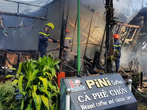 Hỏa hoạn thiêu rụi quán cà phê xe cổ ở hồ Tuyền Lâm