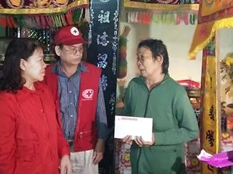 Chủ tịch Trung ương Hội Chữ thập đỏ Việt Nam thăm hỏi, trao hàng cứu trợ bà con vùng lũ Bình Định