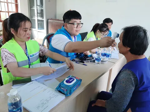 Khám và cấp thuốc miễn phí cho gần 1.000 hộ dân tại Thanh Hóa