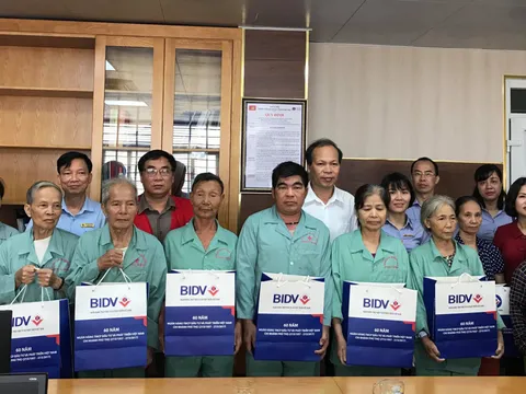 Trao quà cho bệnh nhân nghèo Phú Thọ