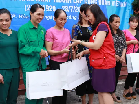 Tặng 800 suất quà cho công nhân lao động nghèo