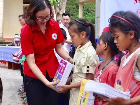 Hội Chữ thập đỏ tỉnh Nghệ An phối hợp trao quà Tiếp sức đến trường