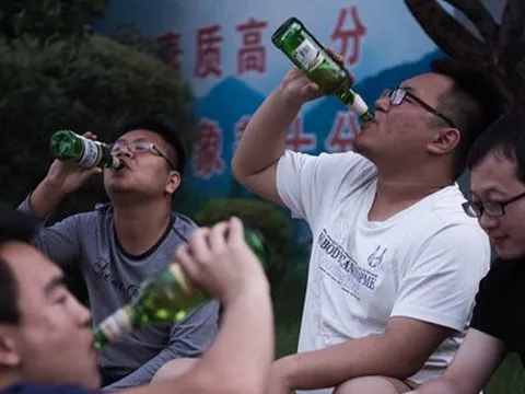 Đại học Trung Quốc gây tranh cãi vì cấm sinh viên uống rượu