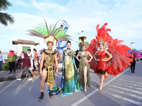 Trang phục Carnaval Đồng Hới 2018 khiến du khách choáng ngợp