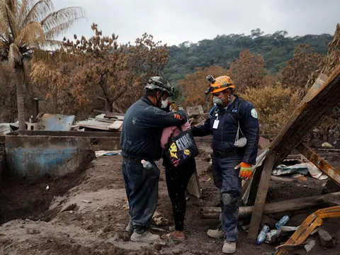7 ngày đào tìm người thân bị vùi trong tro núi lửa Guatemala