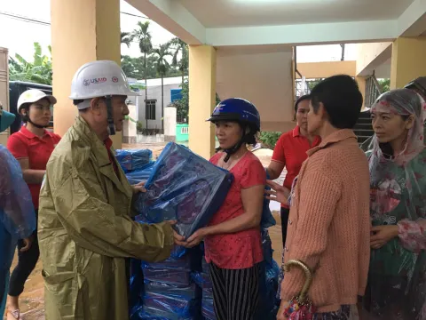 Hội Chữ thập đỏ tỉnh Quảng Trị trao hàng cứu trợ cho người dân bị ngập lụt