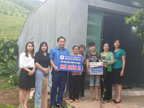 Khánh thành 2 nhà nhân ái và trao học bổng tại Hòa Bình