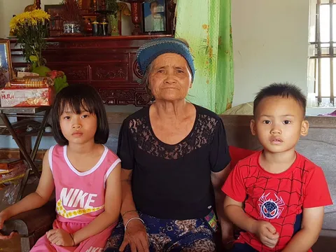 Bố mẹ qua đời, hai cháu bé mồ côi ở Thanh Hóa sống dựa vào người bà già yếu