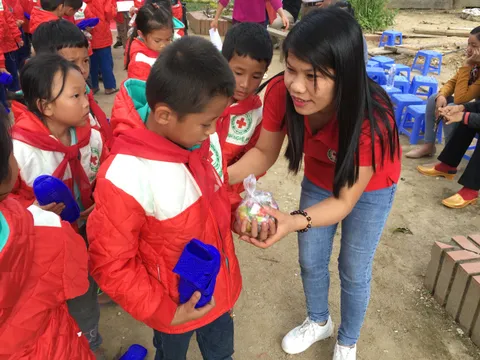 Trao quà cho học sinh dịp Giáng sinh