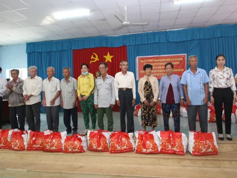 Những suất quà Tết ấm áp nghĩa tình dành tặng đồng bào nghèo vùng biên giới